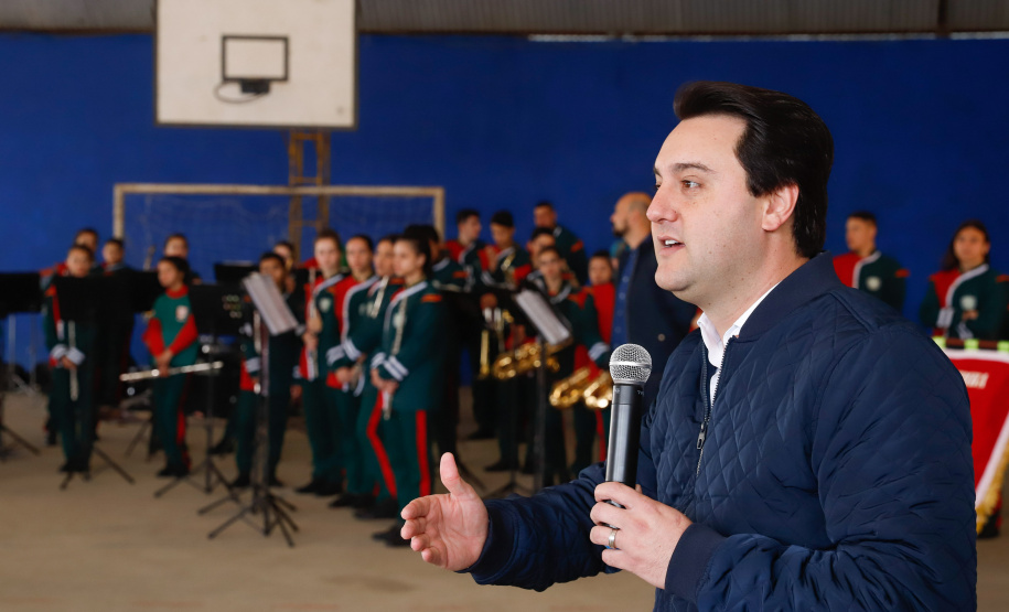 O governador Carlos Massa Ratinho Junior participou nesta segunda-feira (23), do plantio de árvores no Colégio Estadual Professora Maria Gai Grendel, no bairro Caximba, em Curitiba. O evento marcará o início do programa Paraná mais Verde, que vai incentivar o plantio de mudas de árvores nativas em todo o Estado.