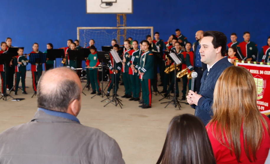 O governador Carlos Massa Ratinho Junior participou nesta segunda-feira (23), do plantio de árvores no Colégio Estadual Professora Maria Gai Grendel, no bairro Caximba, em Curitiba. O evento marcará o início do programa Paraná mais Verde, que vai incentivar o plantio de mudas de árvores nativas em todo o Estado.
