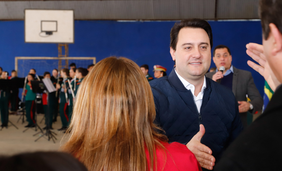 O governador Carlos Massa Ratinho Junior participou nesta segunda-feira (23), do plantio de árvores no Colégio Estadual Professora Maria Gai Grendel, no bairro Caximba, em Curitiba. O evento marcará o início do programa Paraná mais Verde, que vai incentivar o plantio de mudas de árvores nativas em todo o Estado.