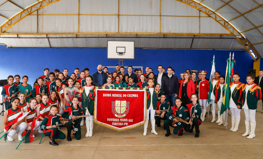 O governador Carlos Massa Ratinho Junior participou nesta segunda-feira (23), do plantio de árvores no Colégio Estadual Professora Maria Gai Grendel, no bairro Caximba, em Curitiba. O evento marcará o início do programa Paraná mais Verde, que vai incentivar o plantio de mudas de árvores nativas em todo o Estado.