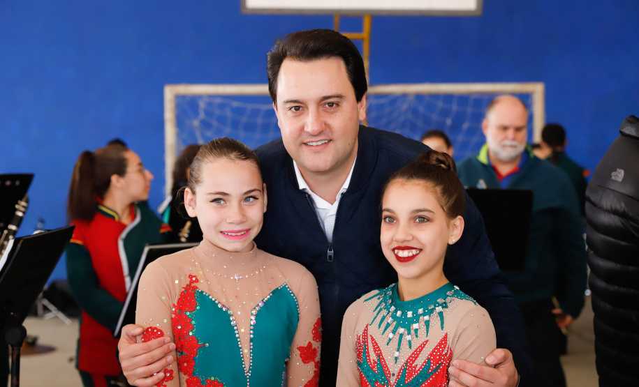 O governador Carlos Massa Ratinho Junior participou nesta segunda-feira (23), do plantio de árvores no Colégio Estadual Professora Maria Gai Grendel, no bairro Caximba, em Curitiba. O evento marcará o início do programa Paraná mais Verde, que vai incentivar o plantio de mudas de árvores nativas em todo o Estado.