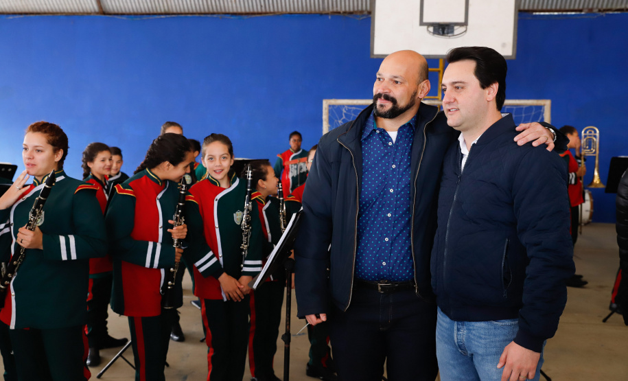 O governador Carlos Massa Ratinho Junior participou nesta segunda-feira (23), do plantio de árvores no Colégio Estadual Professora Maria Gai Grendel, no bairro Caximba, em Curitiba. O evento marcará o início do programa Paraná mais Verde, que vai incentivar o plantio de mudas de árvores nativas em todo o Estado.