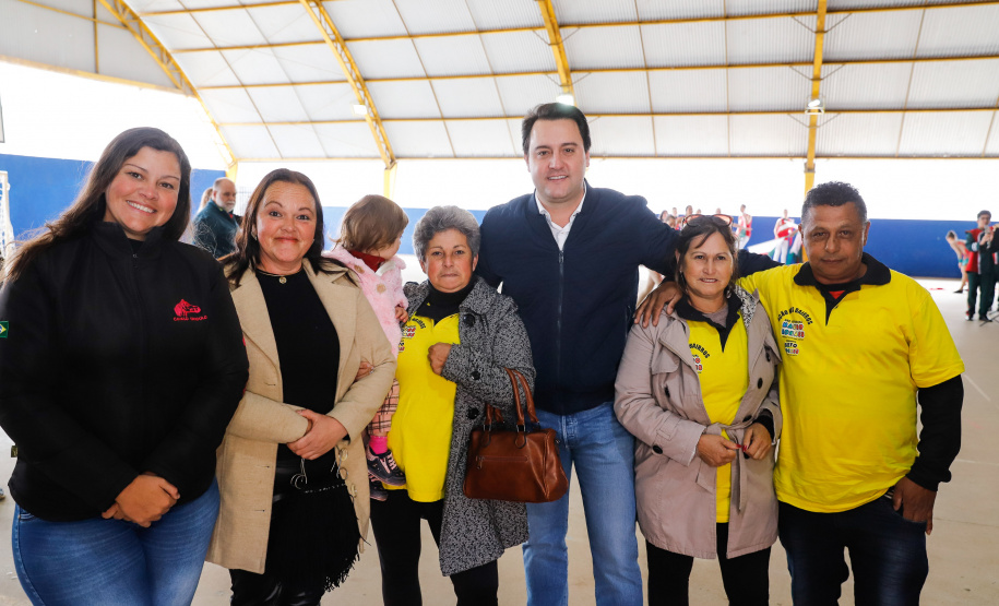 O governador Carlos Massa Ratinho Junior participou nesta segunda-feira (23), do plantio de árvores no Colégio Estadual Professora Maria Gai Grendel, no bairro Caximba, em Curitiba. O evento marcará o início do programa Paraná mais Verde, que vai incentivar o plantio de mudas de árvores nativas em todo o Estado.