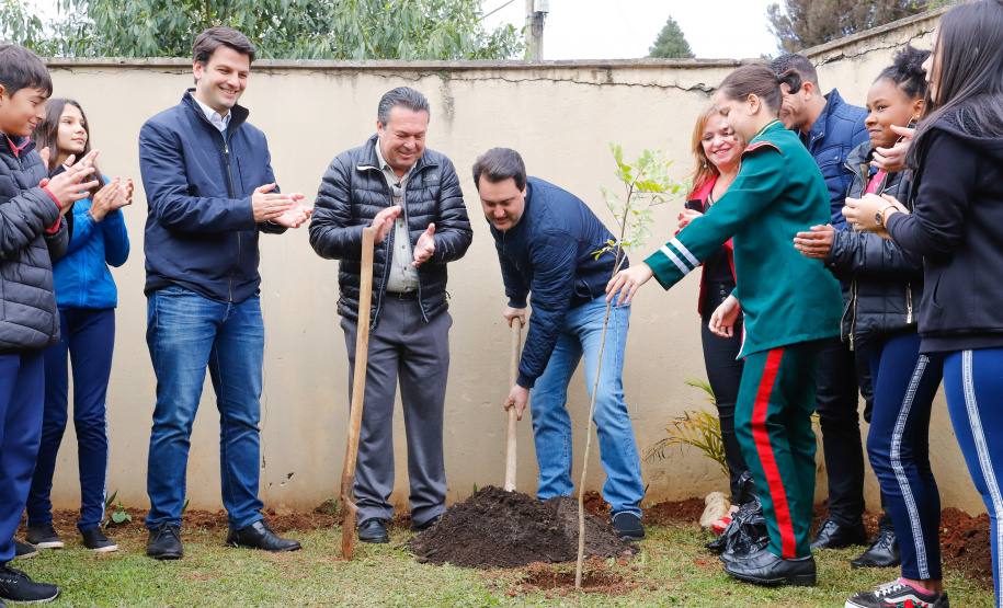 O governador Carlos Massa Ratinho Junior participou nesta segunda-feira (23), do plantio de árvores no Colégio Estadual Professora Maria Gai Grendel, no bairro Caximba, em Curitiba. O evento marcará o início do programa Paraná mais Verde, que vai incentivar o plantio de mudas de árvores nativas em todo o Estado.