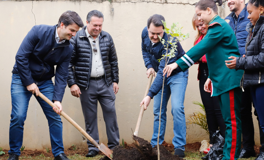 O governador Carlos Massa Ratinho Junior participou nesta segunda-feira (23), do plantio de árvores no Colégio Estadual Professora Maria Gai Grendel, no bairro Caximba, em Curitiba. O evento marcará o início do programa Paraná mais Verde, que vai incentivar o plantio de mudas de árvores nativas em todo o Estado.