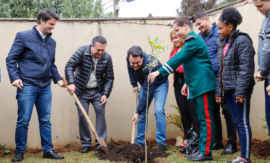 O governador Carlos Massa Ratinho Junior participou nesta segunda-feira (23), do plantio de árvores no Colégio Estadual Professora Maria Gai Grendel, no bairro Caximba, em Curitiba. O evento marcará o início do programa Paraná mais Verde, que vai incentivar o plantio de mudas de árvores nativas em todo o Estado.
