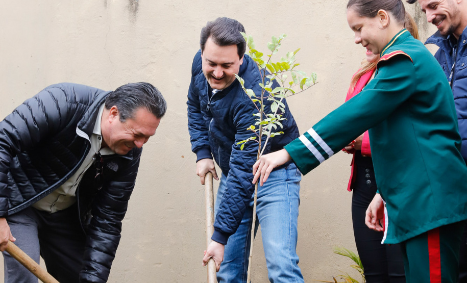 O governador Carlos Massa Ratinho Junior participou nesta segunda-feira (23), do plantio de árvores no Colégio Estadual Professora Maria Gai Grendel, no bairro Caximba, em Curitiba. O evento marcará o início do programa Paraná mais Verde, que vai incentivar o plantio de mudas de árvores nativas em todo o Estado.