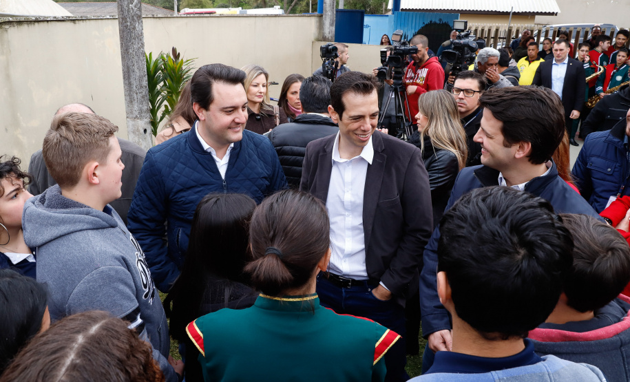 O governador Carlos Massa Ratinho Junior participou nesta segunda-feira (23), do plantio de árvores no Colégio Estadual Professora Maria Gai Grendel, no bairro Caximba, em Curitiba. O evento marcará o início do programa Paraná mais Verde, que vai incentivar o plantio de mudas de árvores nativas em todo o Estado.