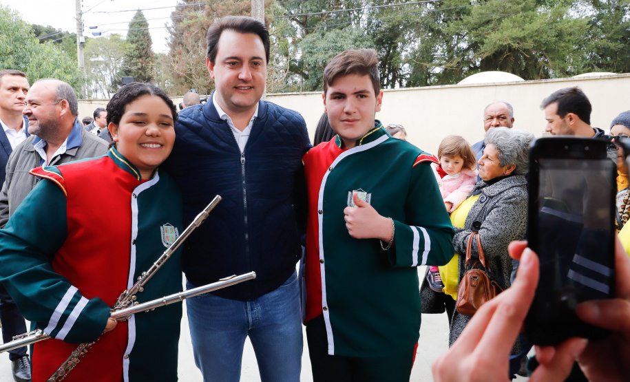 O governador Carlos Massa Ratinho Junior participou nesta segunda-feira (23), do plantio de árvores no Colégio Estadual Professora Maria Gai Grendel, no bairro Caximba, em Curitiba. O evento marcará o início do programa Paraná mais Verde, que vai incentivar o plantio de mudas de árvores nativas em todo o Estado.