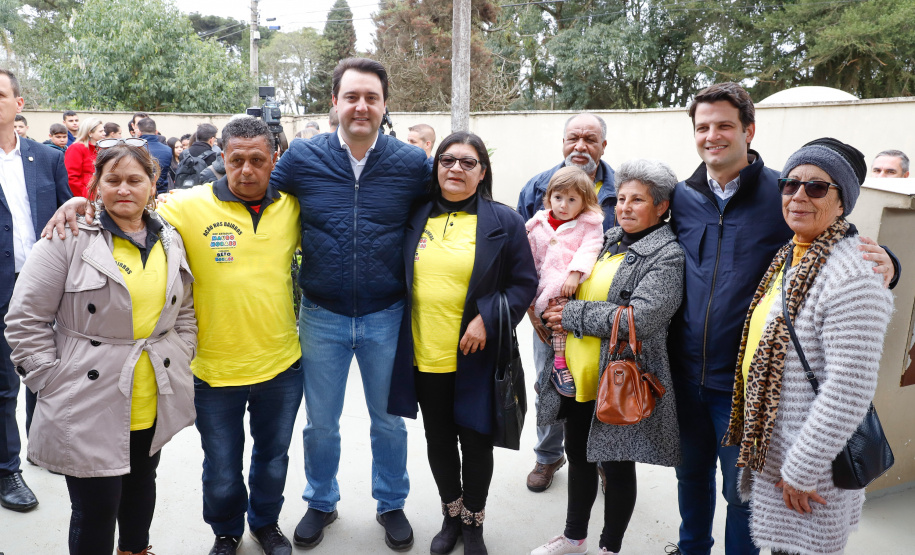 O governador Carlos Massa Ratinho Junior participou nesta segunda-feira (23), do plantio de árvores no Colégio Estadual Professora Maria Gai Grendel, no bairro Caximba, em Curitiba. O evento marcará o início do programa Paraná mais Verde, que vai incentivar o plantio de mudas de árvores nativas em todo o Estado.