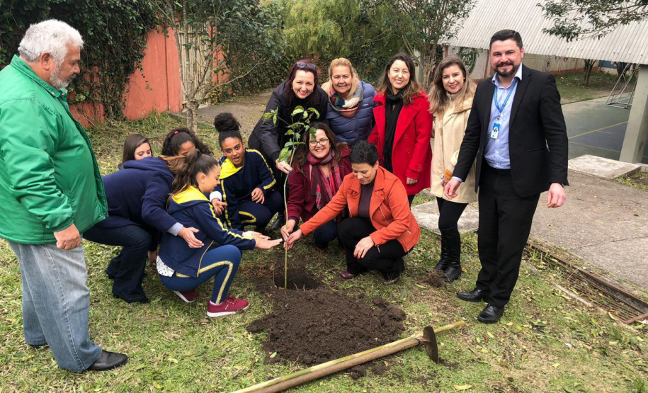 O presidente da Celepar Leandro Moura, participou do plantio de árvore no Colégio Estadual Amyntas de Barros, em Pinhais. Foto: Divulgação/Celepar