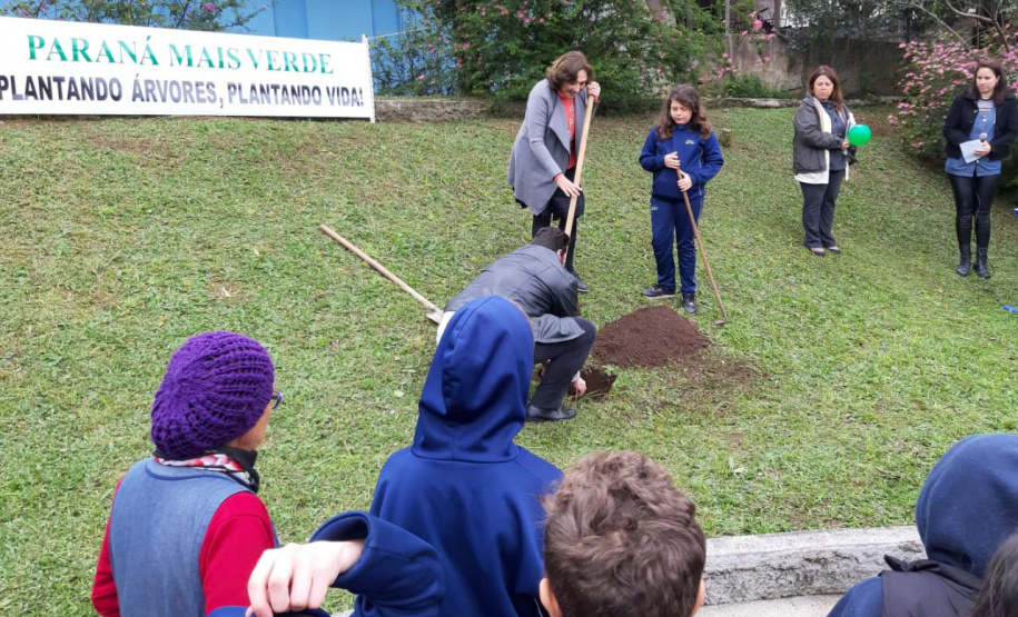 Miriam Karam - representando o secretário da Fazenda, René Garcia, participa do plantio de árvore no Colégio Estadual Jaime Canet. Foto: Divulgação/SESA