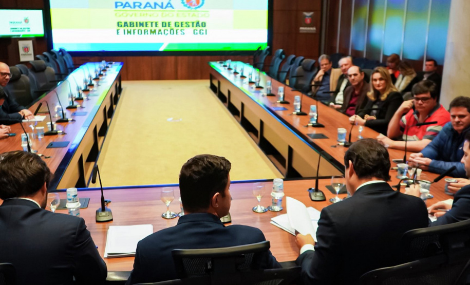 Prefeitos, empresários e deputados que representam municípios das regiões Sudoeste e Oeste participaram nesta segunda-feira (23) de reunião com o chefe da Casa Civil, Guto Silva, e o secretário de Infraestrutura e Logística, Sandro Alex, para tratar da reativação do aeroporto de Cruzeiro do Iguaçu. Foto: Divulgação/Casa Civil