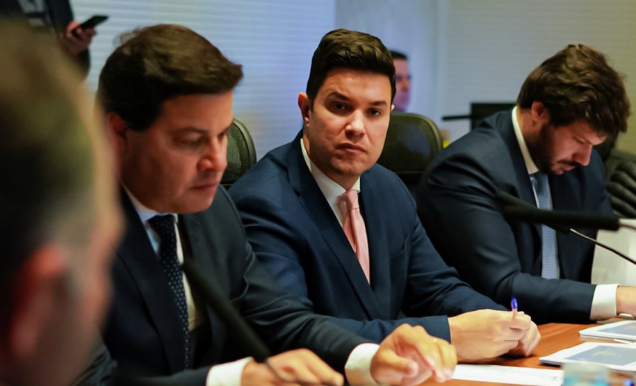 Prefeitos, empresários e deputados que representam municípios das regiões Sudoeste e Oeste participaram nesta segunda-feira (23) de reunião com o chefe da Casa Civil, Guto Silva, e o secretário de Infraestrutura e Logística, Sandro Alex, para tratar da reativação do aeroporto de Cruzeiro do Iguaçu. Foto: Divulgação/Casa Civil