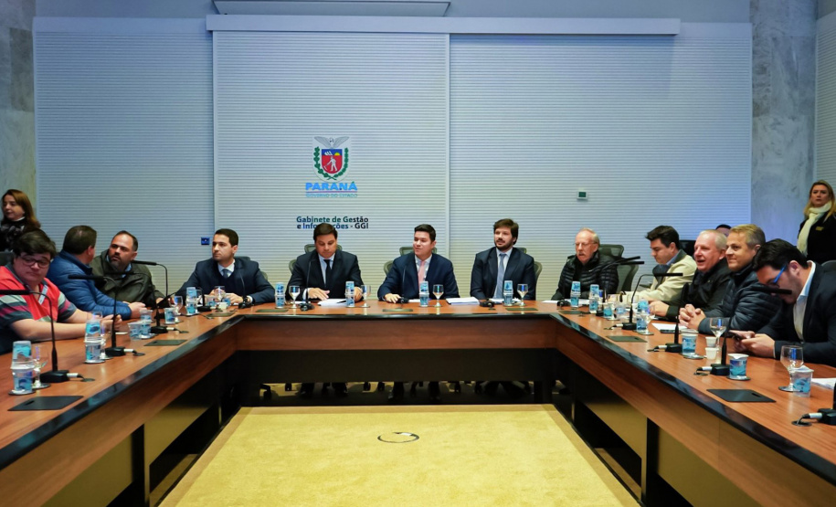 Prefeitos, empresários e deputados que representam municípios das regiões Sudoeste e Oeste participaram nesta segunda-feira (23) de reunião com o chefe da Casa Civil, Guto Silva, e o secretário de Infraestrutura e Logística, Sandro Alex, para tratar da reativação do aeroporto de Cruzeiro do Iguaçu. Foto: Divulgação/Casa Civil