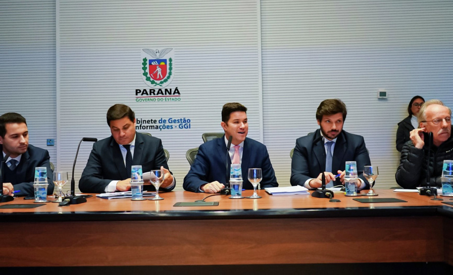 Prefeitos, empresários e deputados que representam municípios das regiões Sudoeste e Oeste participaram nesta segunda-feira (23) de reunião com o chefe da Casa Civil, Guto Silva, e o secretário de Infraestrutura e Logística, Sandro Alex, para tratar da reativação do aeroporto de Cruzeiro do Iguaçu. Foto: Divulgação/Casa Civil