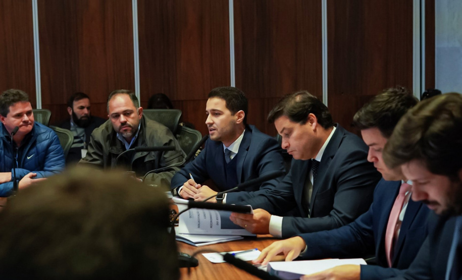 Prefeitos, empresários e deputados que representam municípios das regiões Sudoeste e Oeste participaram nesta segunda-feira (23) de reunião com o chefe da Casa Civil, Guto Silva, e o secretário de Infraestrutura e Logística, Sandro Alex, para tratar da reativação do aeroporto de Cruzeiro do Iguaçu. Foto: Divulgação/Casa Civil