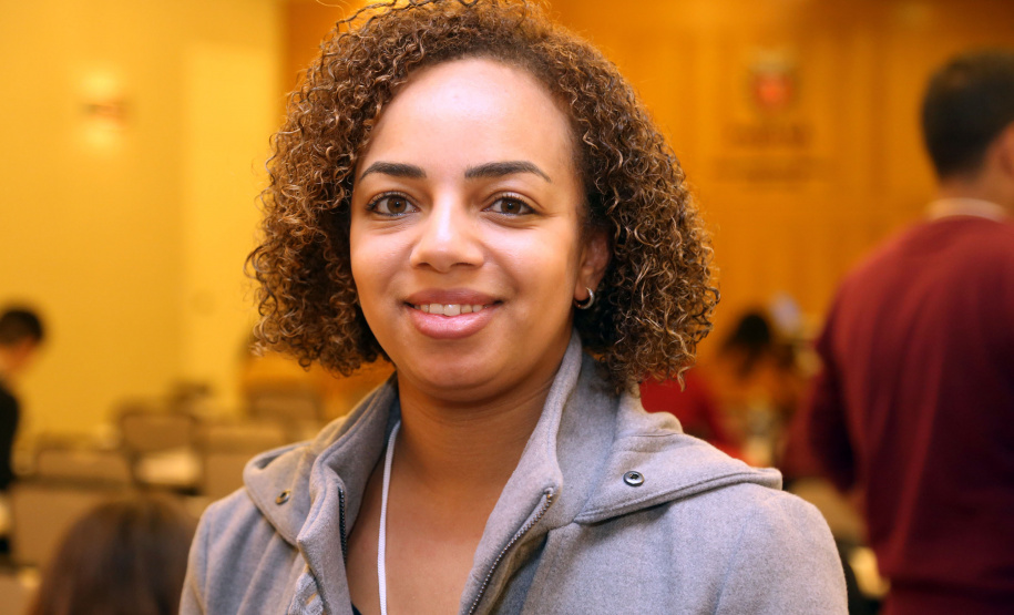 Franciele Ribas Ferreira também está fazendo o curso. “Antes de escolher as vagas, fui até os setores e as secretarias. A Seap me interessou logo de início, fui muito bem recebida”, conta. “Os cursos estão agregando muito para termos uma noção maior do que é o Estado e para entendermos o papel que desenvolveremos”, acrescenta.Foto: Gilson Abreu/AEN