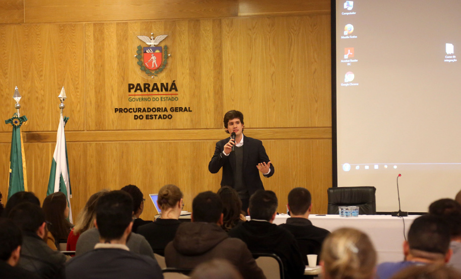 Os novos servidores estaduais iniciaram nesta segunda-feira (23) o Curso de Integração Funcional promovido pela Escola de Gestão do Paraná (EGP). Esta é a primeira vez que o Estado organiza uma formação de caráter sistêmico, para preparar os novos servidores públicos para suas atividades no poder executivo estadual.Foto: Gilson Abreu/AEN