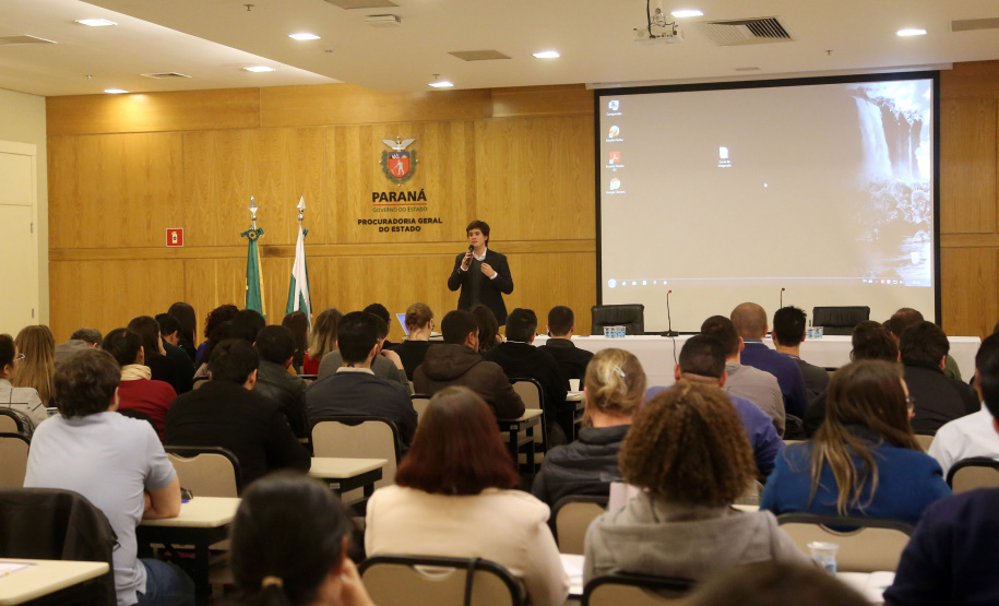 Os novos servidores estaduais iniciaram nesta segunda-feira (23) o Curso de Integração Funcional promovido pela Escola de Gestão do Paraná (EGP). Esta é a primeira vez que o Estado organiza uma formação de caráter sistêmico, para preparar os novos servidores públicos para suas atividades no poder executivo estadual.Foto: Gilson Abreu/AEN