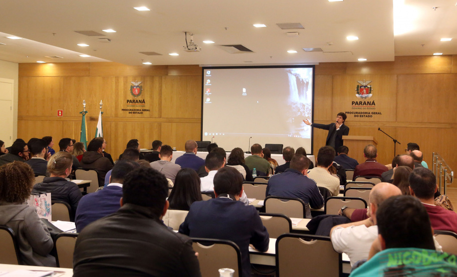 Os novos servidores estaduais iniciaram nesta segunda-feira (23) o Curso de Integração Funcional promovido pela Escola de Gestão do Paraná (EGP). Esta é a primeira vez que o Estado organiza uma formação de caráter sistêmico, para preparar os novos servidores públicos para suas atividades no poder executivo estadual.Foto: Gilson Abreu/AEN