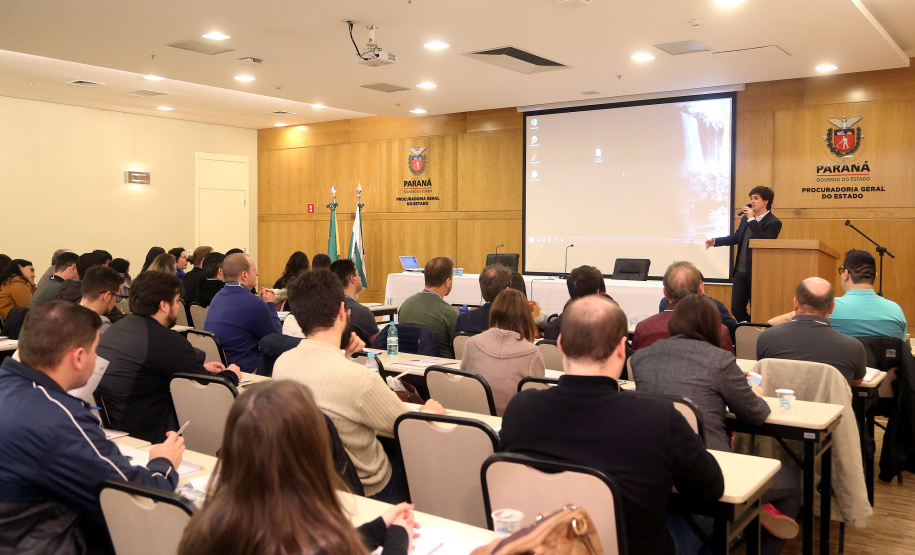 Os novos servidores estaduais iniciaram nesta segunda-feira (23) o Curso de Integração Funcional promovido pela Escola de Gestão do Paraná (EGP). Esta é a primeira vez que o Estado organiza uma formação de caráter sistêmico, para preparar os novos servidores públicos para suas atividades no poder executivo estadual.Foto: Gilson Abreu/AEN