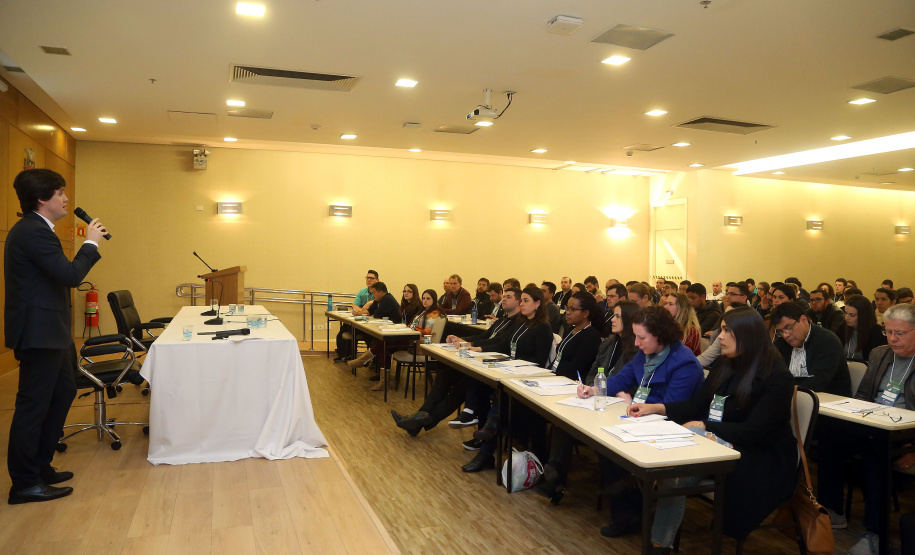 Os novos servidores estaduais iniciaram nesta segunda-feira (23) o Curso de Integração Funcional promovido pela Escola de Gestão do Paraná (EGP). Esta é a primeira vez que o Estado organiza uma formação de caráter sistêmico, para preparar os novos servidores públicos para suas atividades no poder executivo estadual.Foto: Gilson Abreu/AEN
