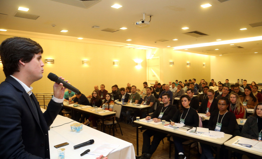 Os novos servidores estaduais iniciaram nesta segunda-feira (23) o Curso de Integração Funcional promovido pela Escola de Gestão do Paraná (EGP). Esta é a primeira vez que o Estado organiza uma formação de caráter sistêmico, para preparar os novos servidores públicos para suas atividades no poder executivo estadual.Foto: Gilson Abreu/AEN