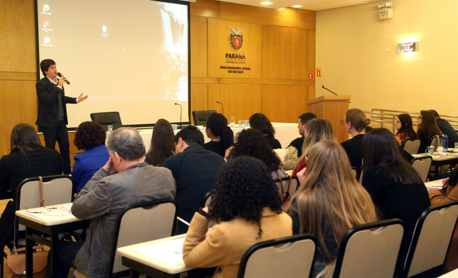 Os novos servidores estaduais iniciaram nesta segunda-feira (23) o Curso de Integração Funcional promovido pela Escola de Gestão do Paraná (EGP). Esta é a primeira vez que o Estado organiza uma formação de caráter sistêmico, para preparar os novos servidores públicos para suas atividades no poder executivo estadual.Foto: Gilson Abreu/AEN