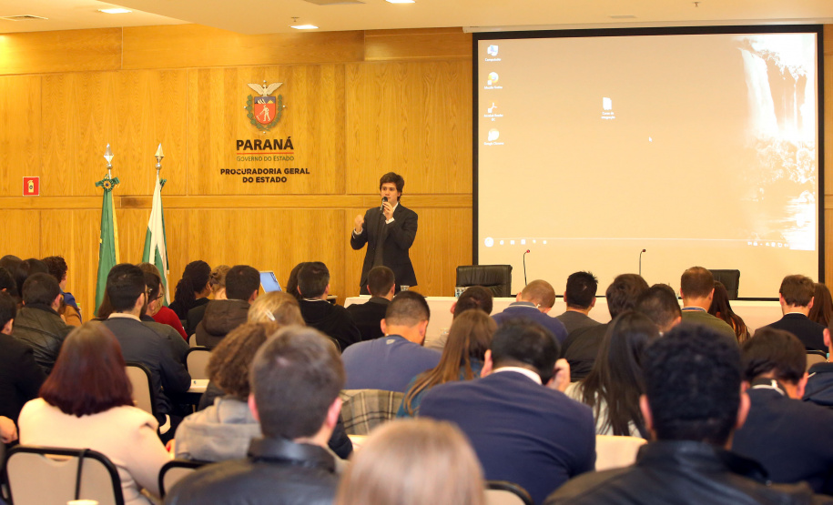 Os novos servidores estaduais iniciaram nesta segunda-feira (23) o Curso de Integração Funcional promovido pela Escola de Gestão do Paraná (EGP). Esta é a primeira vez que o Estado organiza uma formação de caráter sistêmico, para preparar os novos servidores públicos para suas atividades no poder executivo estadual.Foto: Gilson Abreu/AEN