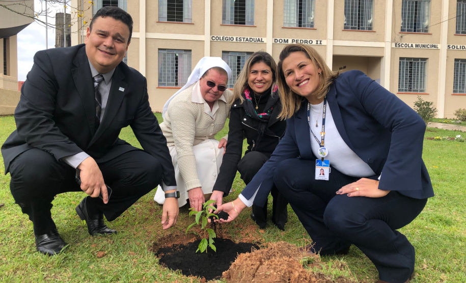 A Escola Estadual Dom Pedro II, na área rural de Campo Largo, na Região Metropolitana de Curitiba, ficará mais arborizada. Na segunda-feira (23), pelo Programa Paraná Mais Verde, de arborização rural e urbana, o controlador-geral do Estado, Raul Siqueira, e a chefe do Núcleo Regional de Educação da Área Metropolitana Sul, Chayane Callegalim Rocha, plantaram uma árvore na instituição de ensino. Foto:Divulgação/CGE