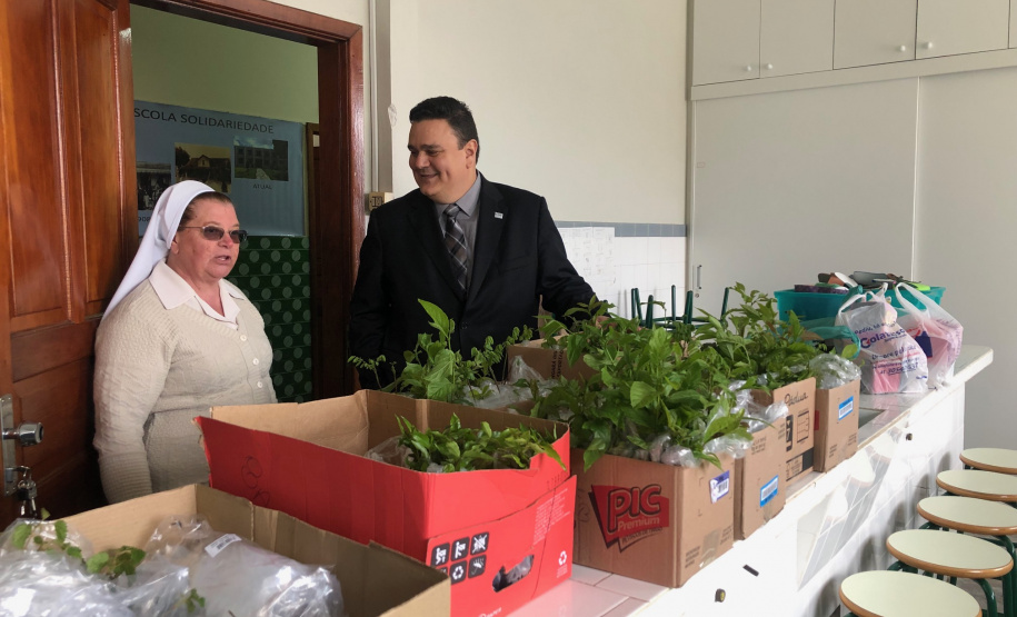 A Escola Estadual Dom Pedro II, na área rural de Campo Largo, na Região Metropolitana de Curitiba, ficará mais arborizada. Na segunda-feira (23), pelo Programa Paraná Mais Verde, de arborização rural e urbana, o controlador-geral do Estado, Raul Siqueira, e a chefe do Núcleo Regional de Educação da Área Metropolitana Sul, Chayane Callegalim Rocha, plantaram uma árvore na instituição de ensino. Foto:Divulgação/CGE