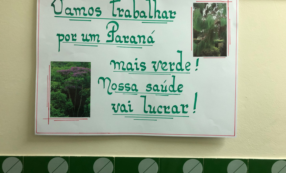 A Escola Estadual Dom Pedro II, na área rural de Campo Largo, na Região Metropolitana de Curitiba, ficará mais arborizada. Na segunda-feira (23), pelo Programa Paraná Mais Verde, de arborização rural e urbana, o controlador-geral do Estado, Raul Siqueira, e a chefe do Núcleo Regional de Educação da Área Metropolitana Sul, Chayane Callegalim Rocha, plantaram uma árvore na instituição de ensino. Foto:Divulgação/CGE