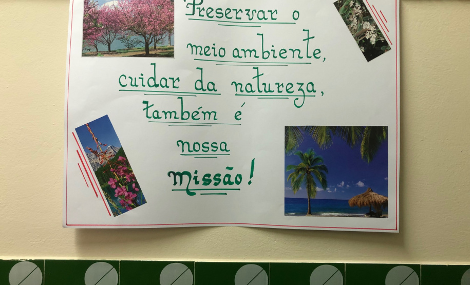 A Escola Estadual Dom Pedro II, na área rural de Campo Largo, na Região Metropolitana de Curitiba, ficará mais arborizada. Na segunda-feira (23), pelo Programa Paraná Mais Verde, de arborização rural e urbana, o controlador-geral do Estado, Raul Siqueira, e a chefe do Núcleo Regional de Educação da Área Metropolitana Sul, Chayane Callegalim Rocha, plantaram uma árvore na instituição de ensino. Foto:Divulgação/CGE