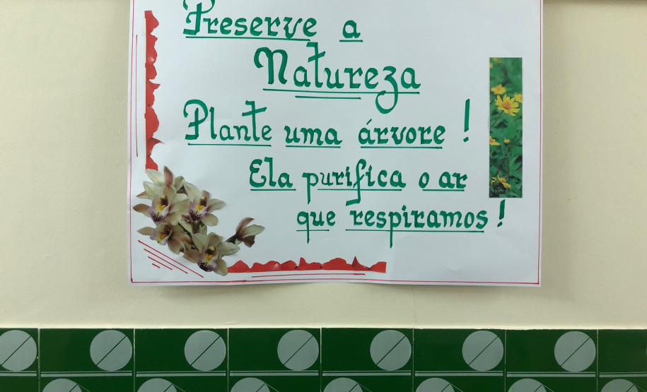 A Escola Estadual Dom Pedro II, na área rural de Campo Largo, na Região Metropolitana de Curitiba, ficará mais arborizada. Na segunda-feira (23), pelo Programa Paraná Mais Verde, de arborização rural e urbana, o controlador-geral do Estado, Raul Siqueira, e a chefe do Núcleo Regional de Educação da Área Metropolitana Sul, Chayane Callegalim Rocha, plantaram uma árvore na instituição de ensino. Foto:Divulgação/CGE