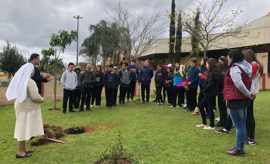 A Escola Estadual Dom Pedro II, na área rural de Campo Largo, na Região Metropolitana de Curitiba, ficará mais arborizada. Na segunda-feira (23), pelo Programa Paraná Mais Verde, de arborização rural e urbana, o controlador-geral do Estado, Raul Siqueira, e a chefe do Núcleo Regional de Educação da Área Metropolitana Sul, Chayane Callegalim Rocha, plantaram uma árvore na instituição de ensino. Foto:Divulgação/CGE