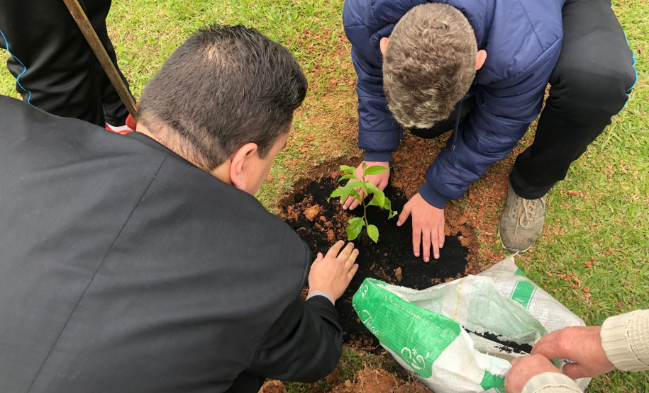 A Escola Estadual Dom Pedro II, na área rural de Campo Largo, na Região Metropolitana de Curitiba, ficará mais arborizada. Na segunda-feira (23), pelo Programa Paraná Mais Verde, de arborização rural e urbana, o controlador-geral do Estado, Raul Siqueira, e a chefe do Núcleo Regional de Educação da Área Metropolitana Sul, Chayane Callegalim Rocha, plantaram uma árvore na instituição de ensino. Foto:Divulgação/CGE