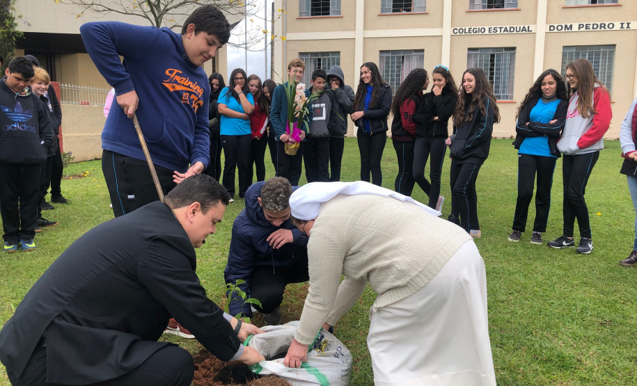 A Escola Estadual Dom Pedro II, na área rural de Campo Largo, na Região Metropolitana de Curitiba, ficará mais arborizada. Na segunda-feira (23), pelo Programa Paraná Mais Verde, de arborização rural e urbana, o controlador-geral do Estado, Raul Siqueira, e a chefe do Núcleo Regional de Educação da Área Metropolitana Sul, Chayane Callegalim Rocha, plantaram uma árvore na instituição de ensino. Foto:Divulgação/CGE