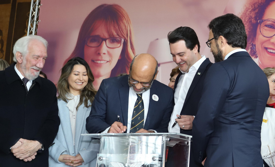 O governador Carlos Massa Ratinho Junior apresentou nesta terça-feira (24), no Palácio Iguaçu, em Curitiba, o Programa Banco da Mulher Paranaense. Participaram: vice-governador, Darci Piana; secretários:da Fazenda, Renê Garcia Junior; Chefe da Casa Civil, Guto Silva; presidente da Fomento Paraná, Heraldo Alves das Neves; deputados; entre outros.Curitiba, 24-09-19.Foto: Arnaldo Alves / AEN.