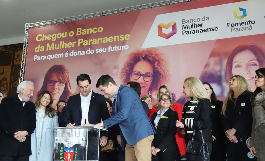 O governador Carlos Massa Ratinho Junior apresentou nesta terça-feira (24), no Palácio Iguaçu, em Curitiba, o Programa Banco da Mulher Paranaense. Participaram: vice-governador, Darci Piana; secretários:da Fazenda, Renê Garcia Junior; Chefe da Casa Civil, Guto Silva; presidente da Fomento Paraná, Heraldo Alves das Neves; deputados; entre outros. N/F: secretário Chefe da Casa Civil, Guto Silva.Curitiba, 24-09-19.Foto: Arnaldo Alves / AEN.