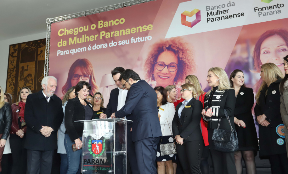 O governador Carlos Massa Ratinho Junior apresentou nesta terça-feira (24), no Palácio Iguaçu, em Curitiba, o Programa Banco da Mulher Paranaense. Participaram: vice-governador, Darci Piana; secretários:da Fazenda, Renê Garcia Junior; Chefe da Casa Civil, Guto Silva; presidente da Fomento Paraná, Heraldo Alves das Neves; deputados; entre outros. N/F: presidente da Fomento Paraná, Heraldo Alves das NevesCuritiba, 24-09-19.Foto: Arnaldo Alves / AEN.