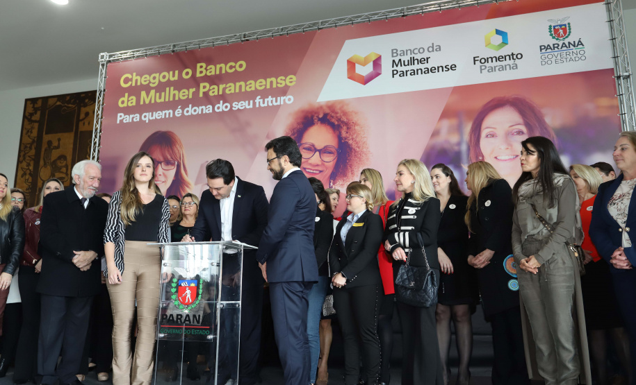 O governador Carlos Massa Ratinho Junior apresentou nesta terça-feira (24), no Palácio Iguaçu, em Curitiba, o Programa Banco da Mulher Paranaense. Participaram: vice-governador, Darci Piana; secretários:da Fazenda, Renê Garcia Junior; Chefe da Casa Civil, Guto Silva; presidente da Fomento Paraná, Heraldo Alves das Neves; deputados; entre outros.Curitiba, 24-09-19.Foto: Arnaldo Alves / AEN.