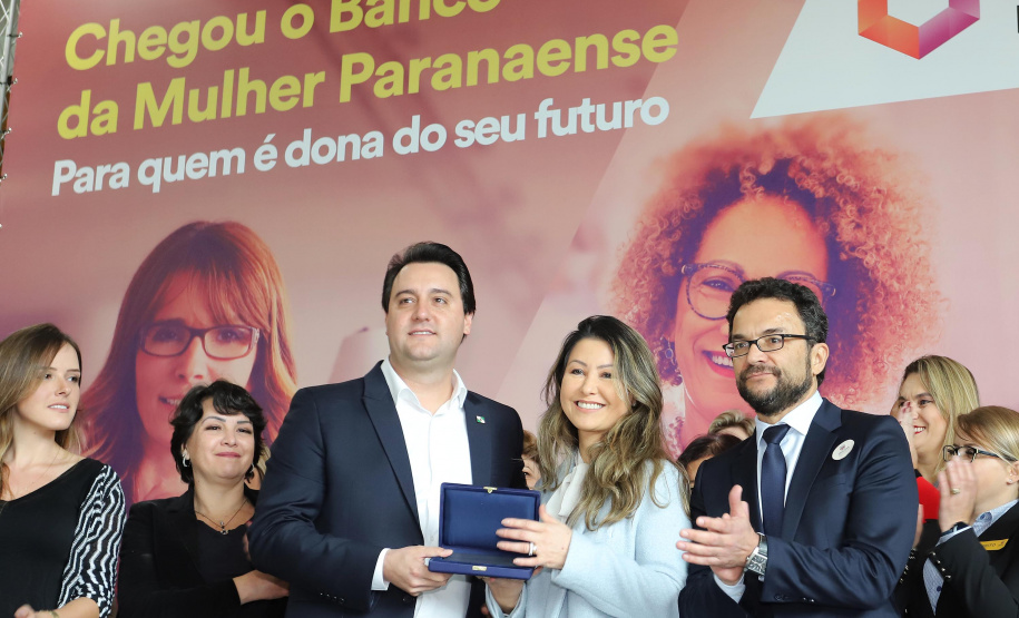 O governador Carlos Massa Ratinho Junior apresentou nesta terça-feira (24), no Palácio Iguaçu, em Curitiba, o Programa Banco da Mulher Paranaense. Participaram: vice-governador, Darci Piana; secretários:da Fazenda, Renê Garcia Junior; Chefe da Casa Civil, Guto Silva; presidente da Fomento Paraná, Heraldo Alves das Neves; deputados; entre outros. N/F: Primeira Dama do Estado, Luciana Saito Massa.Curitiba, 24-09-19.Foto: Arnaldo Alves / AEN.