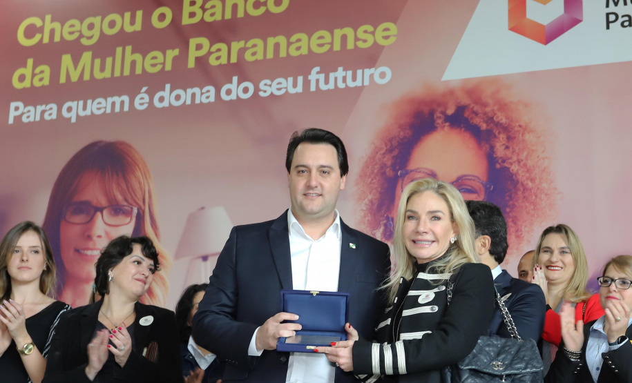 O governador Carlos Massa Ratinho Junior apresentou nesta terça-feira (24), no Palácio Iguaçu, em Curitiba, o Programa Banco da Mulher Paranaense. Participaram: vice-governador, Darci Piana; secretários:da Fazenda, Renê Garcia Junior; Chefe da Casa Civil, Guto Silva; presidente da Fomento Paraná, Heraldo Alves das Neves; deputados; entre outros.Curitiba, 24-09-19.Foto: Arnaldo Alves / AEN.