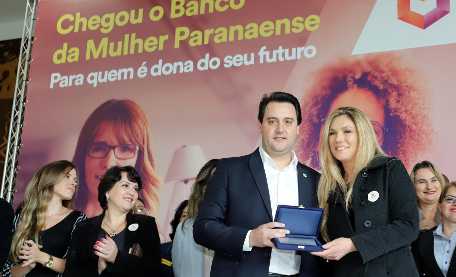 O governador Carlos Massa Ratinho Junior apresentou nesta terça-feira (24), no Palácio Iguaçu, em Curitiba, o Programa Banco da Mulher Paranaense. Participaram: vice-governador, Darci Piana; secretários:da Fazenda, Renê Garcia Junior; Chefe da Casa Civil, Guto Silva; presidente da Fomento Paraná, Heraldo Alves das Neves; deputados; entre outros. N/F: fundadora do Clube da Alice, Monica Balestieri Berlitz.Curitiba, 24-09-19.Foto: Arnaldo Alves / AEN.