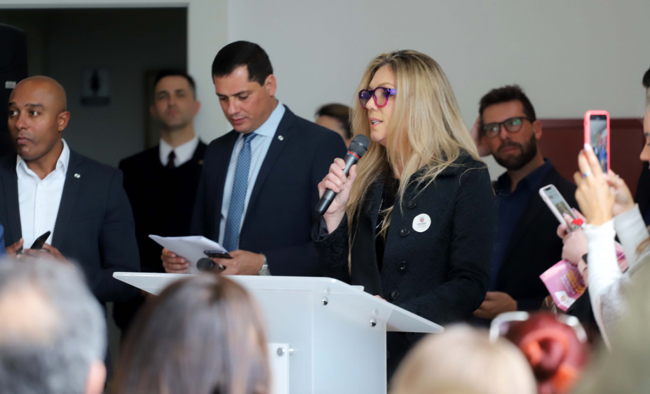 O governador Carlos Massa Ratinho Junior apresentou nesta terça-feira (24), no Palácio Iguaçu, em Curitiba, o Programa Banco da Mulher Paranaense. Participaram: vice-governador, Darci Piana; secretários:da Fazenda, Renê Garcia Junior; Chefe da Casa Civil, Guto Silva; presidente da Fomento Paraná, Heraldo Alves das Neves; deputados; entre outros. N/F: fundadora do Clube da Alice, Monica Balestieri Berlitz.Curitiba, 24-09-19.Foto: Arnaldo Alves / AEN.