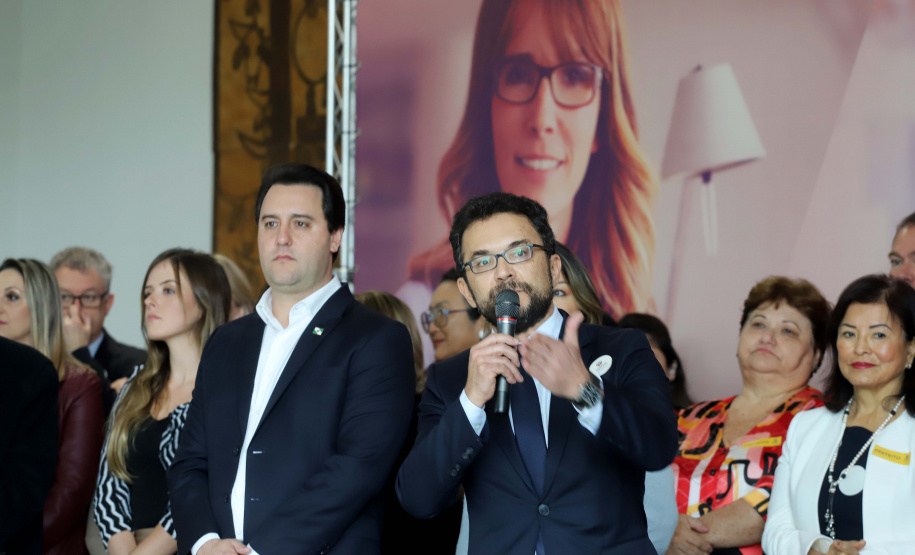 O governador Carlos Massa Ratinho Junior apresentou nesta terça-feira (24), no Palácio Iguaçu, em Curitiba, o Programa Banco da Mulher Paranaense. Participaram: vice-governador, Darci Piana; secretários:da Fazenda, Renê Garcia Junior; Chefe da Casa Civil, Guto Silva; presidente da Fomento Paraná, Heraldo Alves das Neves; deputados; entre outros. N/F: presidente da Fomento Paraná, Heraldo Alves das Neves.Curitiba, 24-09-19.Foto: Arnaldo Alves / AEN.