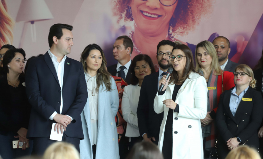 O governador Carlos Massa Ratinho Junior apresentou nesta terça-feira (24), no Palácio Iguaçu, em Curitiba, o Programa Banco da Mulher Paranaense. Participaram: vice-governador, Darci Piana; secretários:da Fazenda, Renê Garcia Junior; Chefe da Casa Civil, Guto Silva; presidente da Fomento Paraná, Heraldo Alves das Neves; deputados; entre outros. N/F: deputada Mabel Canto.Curitiba, 24-09-19.Foto: Arnaldo Alves / AEN.