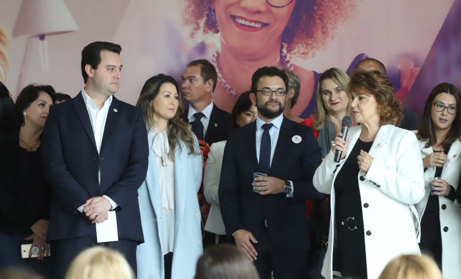 O governador Carlos Massa Ratinho Junior apresentou nesta terça-feira (24), no Palácio Iguaçu, em Curitiba, o Programa Banco da Mulher Paranaense. Participaram: vice-governador, Darci Piana; secretários:da Fazenda, Renê Garcia Junior; Chefe da Casa Civil, Guto Silva; presidente da Fomento Paraná, Heraldo Alves das Neves; deputados; entre outros. N/F: deputada Cristina Silvestri.Curitiba, 24-09-19.Foto: Arnaldo Alves / AEN.