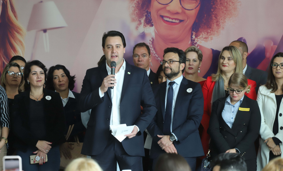 O governador Carlos Massa Ratinho Junior apresentou nesta terça-feira (24), no Palácio Iguaçu, em Curitiba, o Programa Banco da Mulher Paranaense. Participaram: vice-governador, Darci Piana; secretários:da Fazenda, Renê Garcia Junior; Chefe da Casa Civil, Guto Silva; presidente da Fomento Paraná, Heraldo Alves das Neves; deputados; entre outros.Curitiba, 24-09-19.Foto: Arnaldo Alves / AEN.